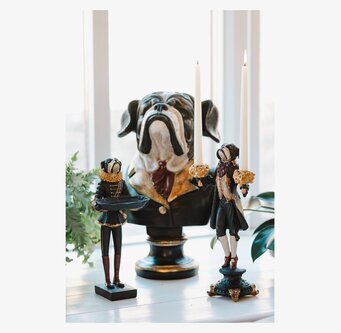 Bild på kreativa bulldogljusstakar och byst i elegant miljö