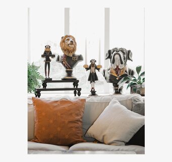 Bild: Fönsterdekoration med djurfigurer, växter och soffa