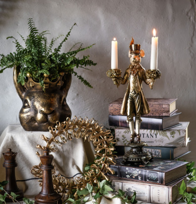 Bild av elegant stilleben med guldiga detaljer och grönska