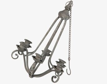 Bild av rustik ljuskrona i metall med fyra armar och kedja