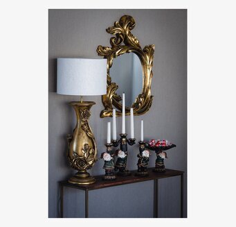 Bild på harmonisk hall med ljusstakar och festliga dekorationer