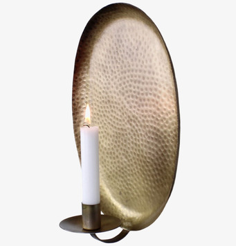 Bild på väggljusstake i antik mässing med hamrad bakplatta