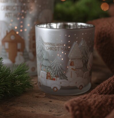 Bild av vintrigt ljuslykta-arrangemang med julstämning