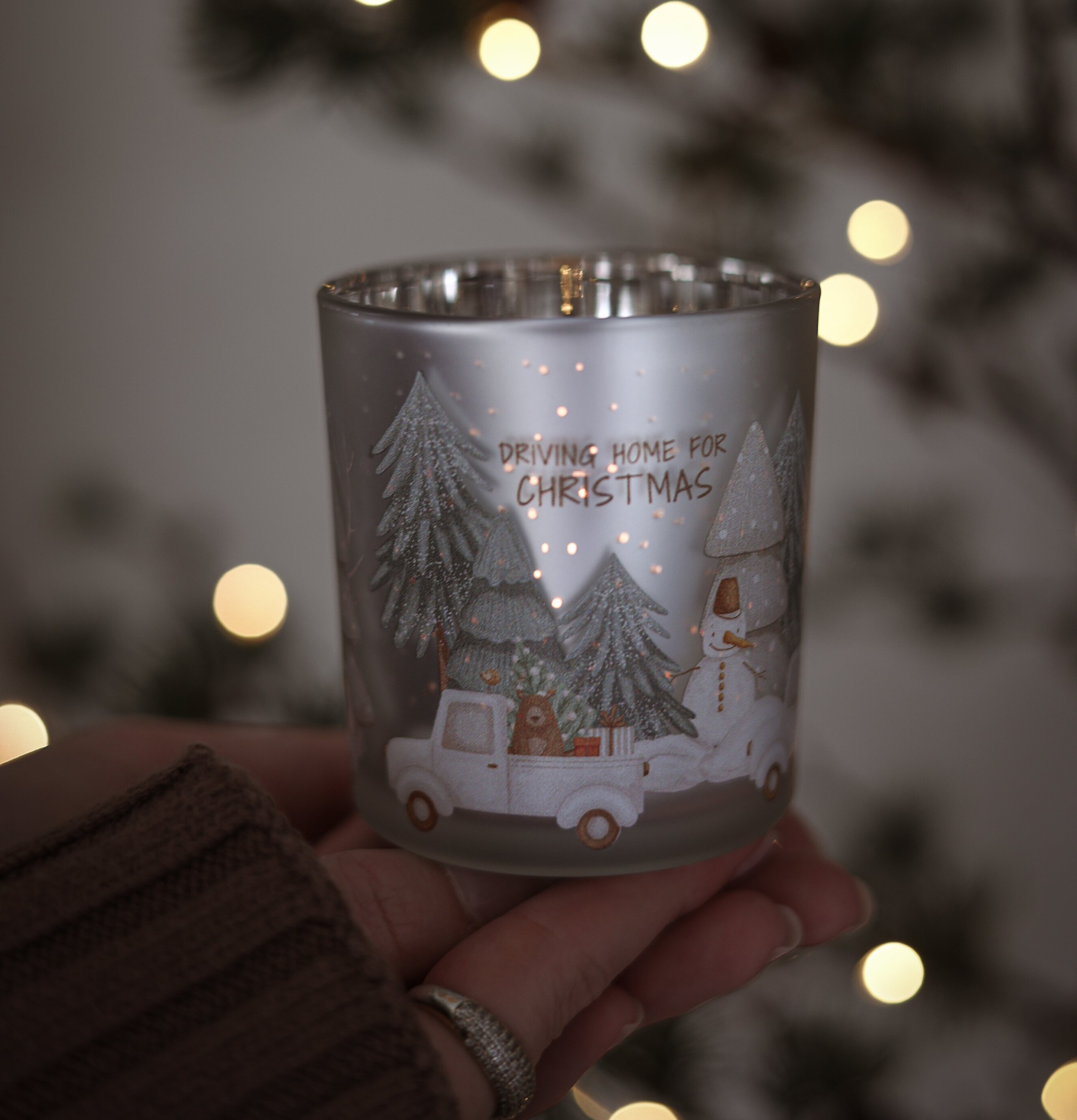 Driving Home For Christmas - Majas Cottage Ljusstakar Adventsstakar Ljushållare Ljushyllor Lyktor Endless Light Ljuslyktor