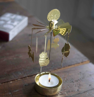 Bild av gyllene änglaspel med katter på rustikt träbord