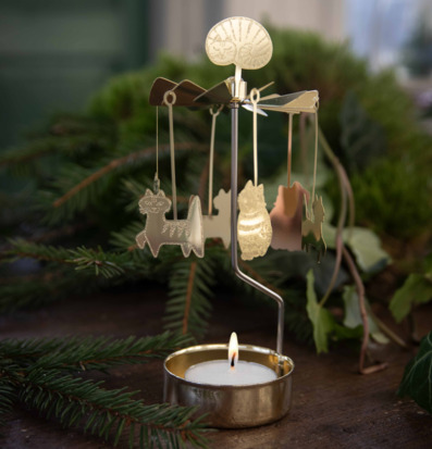 Bild av klassiskt änglaspel med katter och vackert ljusspel