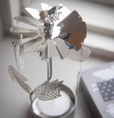 Bild på elegant änglaspel i metall med dekorativa änglar