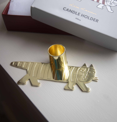 Bild på stilren ljusstake i mässing – kattdesign för hemmet