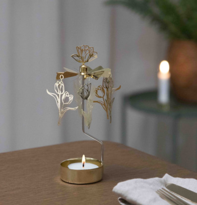 Bild av klassiskt änglaspel med tulpaner i elegant bordsdukning