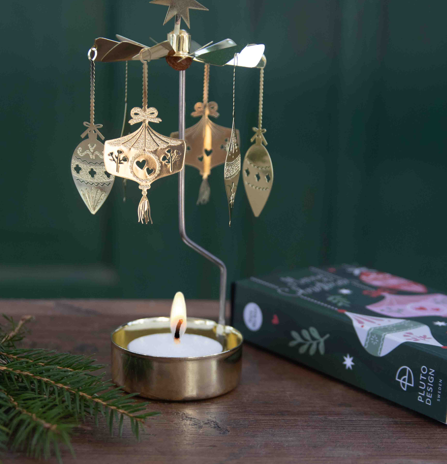 Bild på dekorativt änglaspel med metallornament och värmeljus