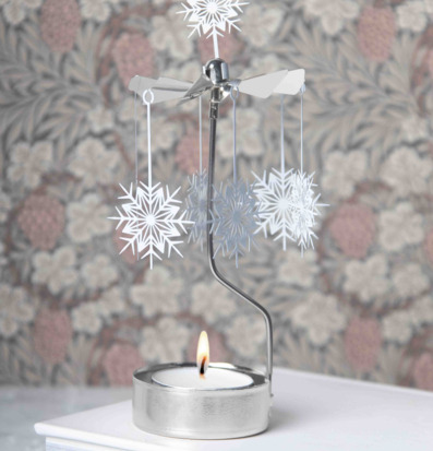 Bild på modernt änglaspel med vita stjärnor i hemmiljö