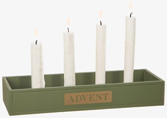 Bild på grön adventsljusstake med fyra tända ljus och skylt