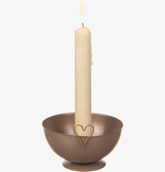 Bild av brun hamrad ljusstake med hjärta och brinnande ljus