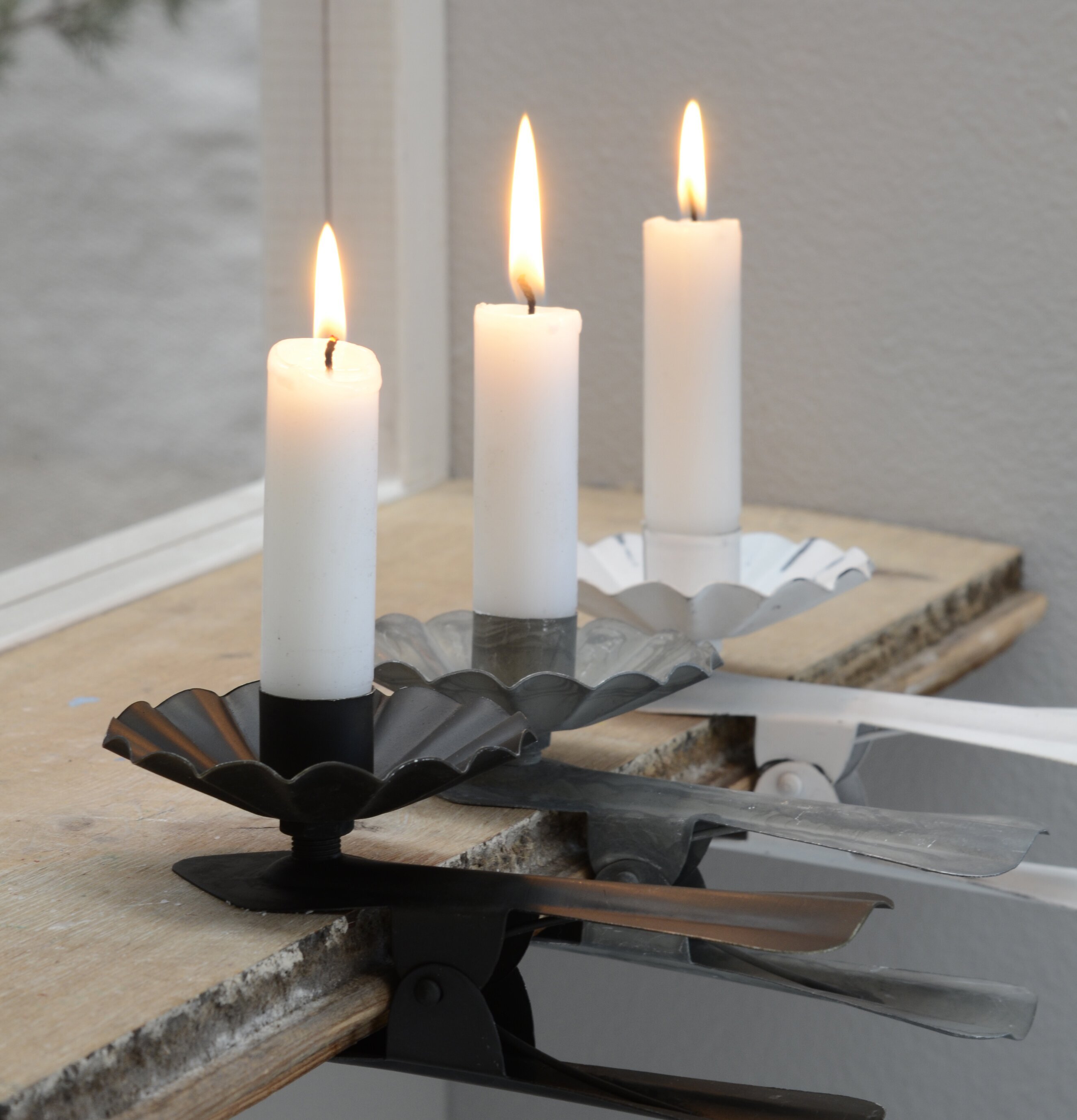 Tre Ljusclips Vit från IB Laursen med vita blockljus