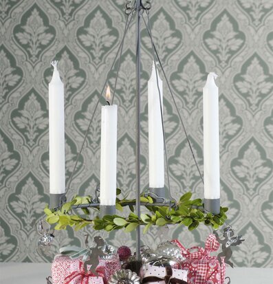 Bild av elegant adventsstake med festliga dekorationer