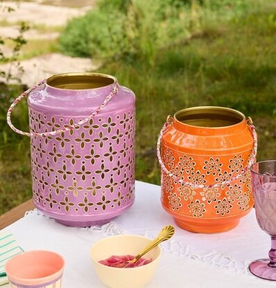 Foto: Färgglada metalllyktor på dukat bord ute