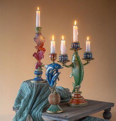 Foto: Fiskljusstakar med tända ljus på grått bord