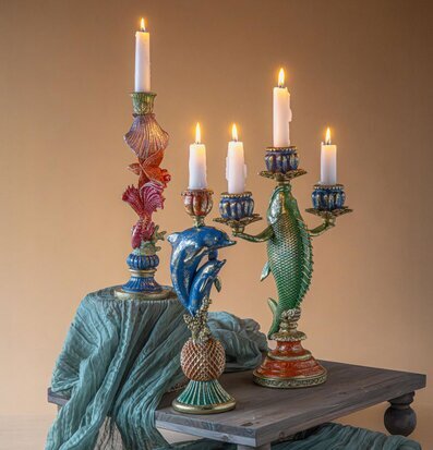 Foto: Marina ljusstakar med tända kronljus i studio