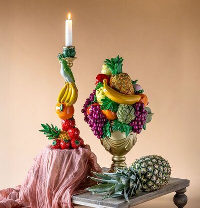 Foto: Ljusstake med frukt & fågel i stillebenstudio