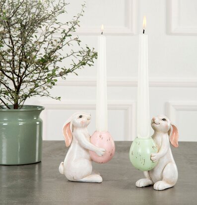 Foto: Kaninljusstakar med kronljus och grön växt