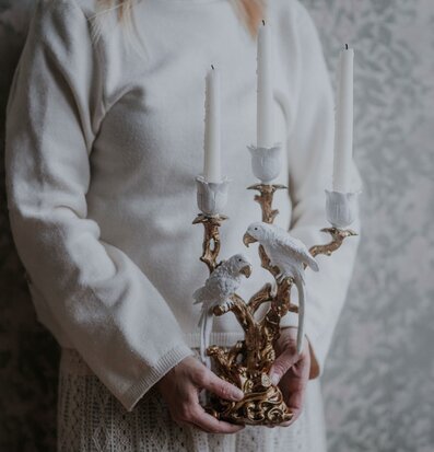 Foto: Ljusstake med fåglar och tre vita kronljus