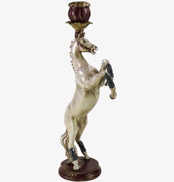 Foto: Skulptural ljusstake med stegrande häst vit﻿