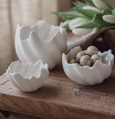 Foto: Äggskalsformade skålar med vaktelägg, tulpaner