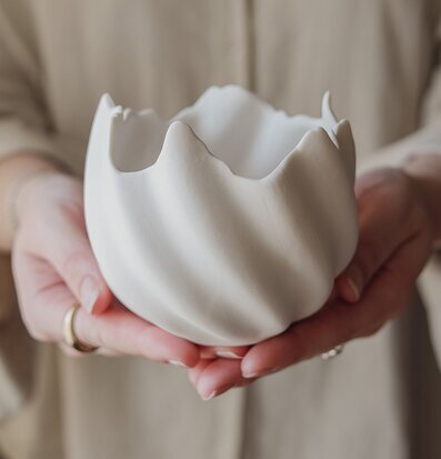 Foto: Handhållen vit skålformad ljuslykta i keramik