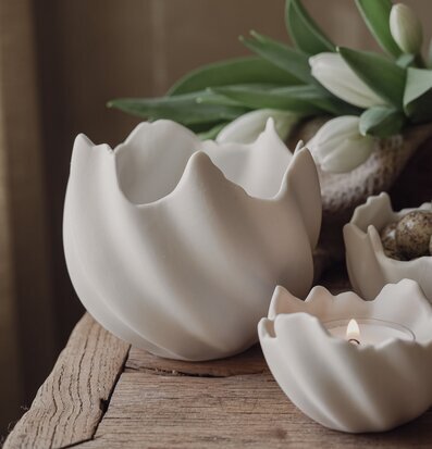 Foto: Äggskalsformade ljuslyktor i keramik med tulpaner