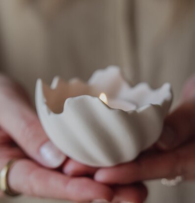 Foto: Handhållen vit ljuslykta med värmeljus i skålformad form