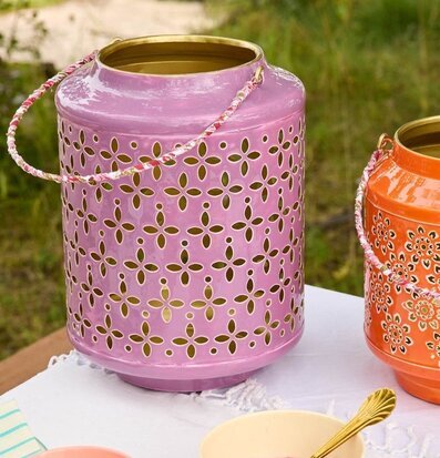 Foto: Lila metalllykta med perforerat mönster uteplats