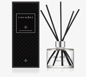 Foto av doftpinnar med svart förpackning på vit bakgrund