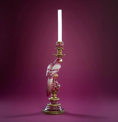 Bild: Plommonrosa ljusstake med papegoja och guld