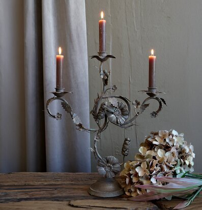 Foto: Trearmad ljusstake med rosa ljus och bukett