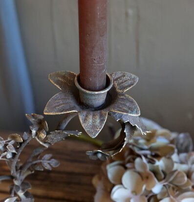 Foto på antik ljusstake med blomsterdekor och ljus