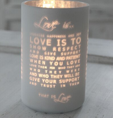 Bild av en vacker ljuslykta med varm ljusspridning