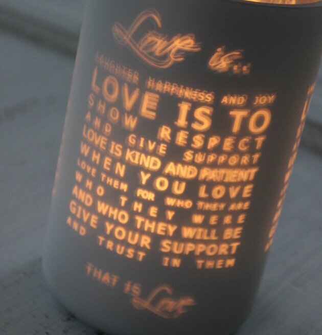 Love Is - Majas Cottage ljuslykta med poetisk text och sken