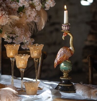 Foto: Flamingoljusstake och glaslyktor i varmt ljus