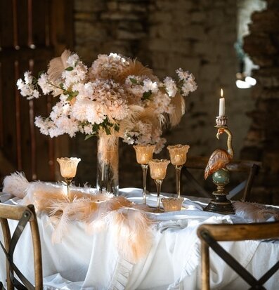 Foto: Rustikt dukat bord med blommor och ljuslyktor