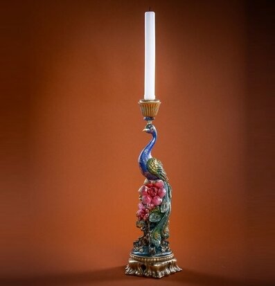 Foto: Ljusstake med påfågelmotiv och vitt kronljus