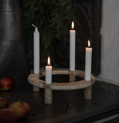 Foto: Rund adventsljusstake i trä med fyra ljus