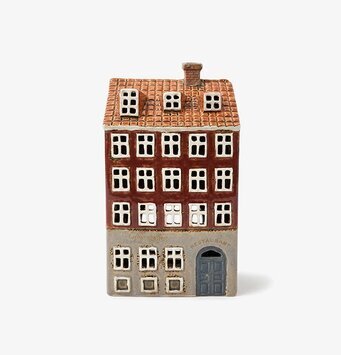 Foto: Röd ljuslykta hus med vita fönster, frontvy