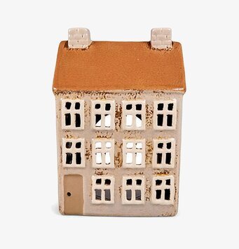 Foto: Beige ljuslykta i husform med fönster framifrån