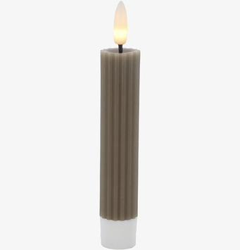 Foto: Lattefärgat LED-kronljus med flammande låga