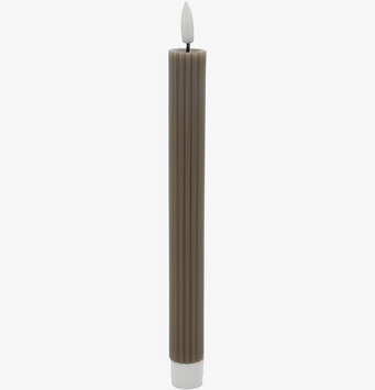 Foto: Räfflat LED-kronljus i latte/beige på vit bakgrund