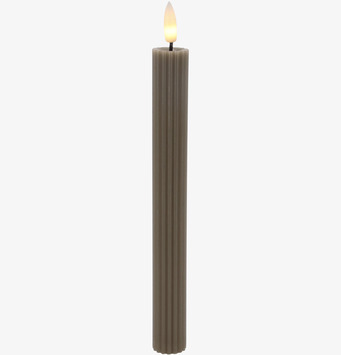 Foto på räfflat LED-kronljus i lattefärg, vit bakgrund