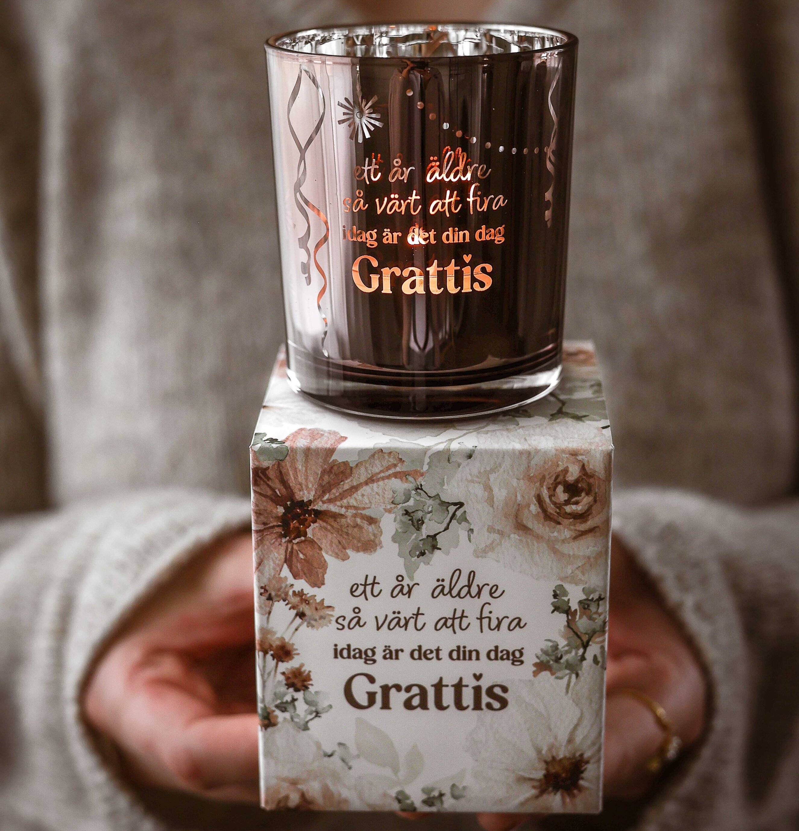 Majas Cottage Ljuslykta Grattis med gåvobox 7x8 cm Lyktor Endless Light Ljuslyktor