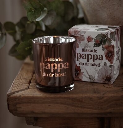 Foto: Rökfärgad ljuslykta med gåvobox till pappa