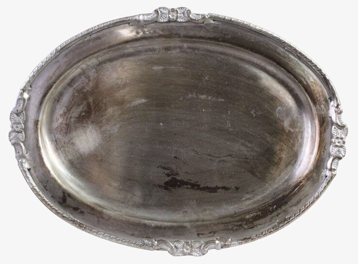 Foto av ovalt metallfat i antik silver med patina