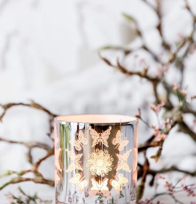 Bild av elegant ljuslykta med fjärilar och blommor